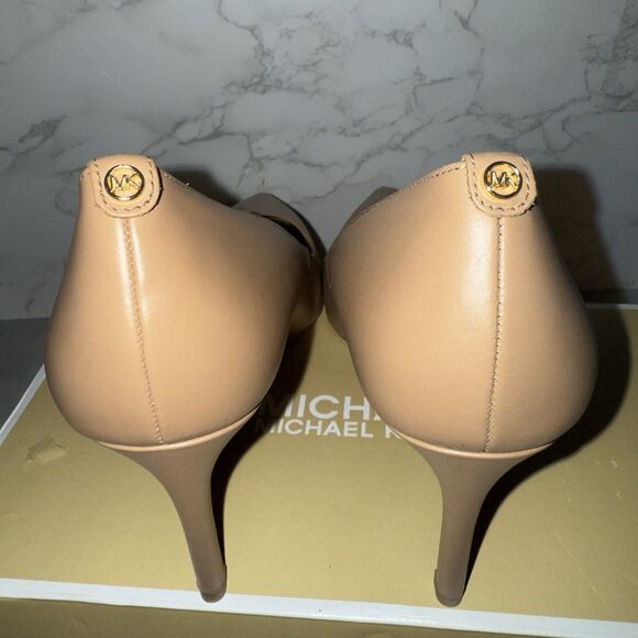 Michael Kors Women's Alina Flex Pump, Peanut, 5 MSRP $125 - Picture 12 of 15